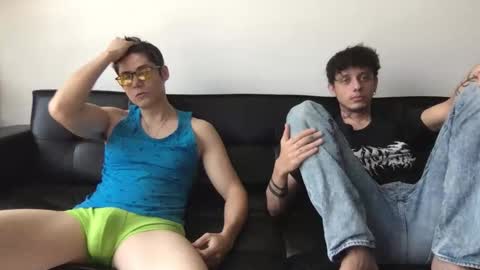 Snapshot of twinksguys360 chatting on 02-14-25, 05:14 Derrick online show from 02-14-25, 05:14