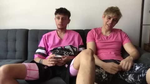 Snapshot of twinksguys360 chatting on 10-17-25, 04:53 Derrick online show from 10-17-25, 04:53