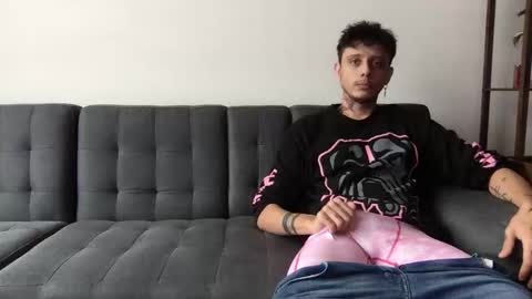 Snapshot of twinksguys360 chatting on 10-18-25, 05:35 Derrick online show from 10-18-25, 05:35