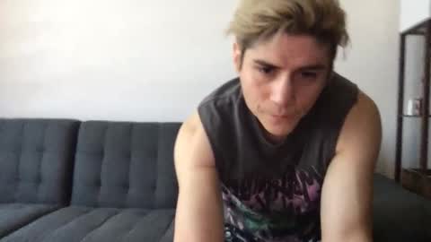 Snapshot of twinksguys360 chatting on 10-19-25, 04:51 Derrick online show from 10-19-25, 04:51