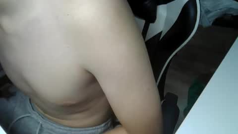 Snapshot of twinkytwink16 chatting on 11-25-25, 01:33 omo online show from 11-25-25, 01:33