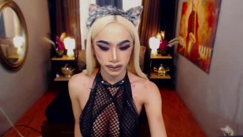 Snapshot of twofuckablestrans chatting on 11-10-25, 03:16 KiaraKeana online show from 11-10-25, 03:16