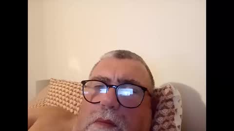 Snapshot of twohats2810 chatting on 12-05-25, 06:59 twohats2810 online show from 12-05-25, 06:59