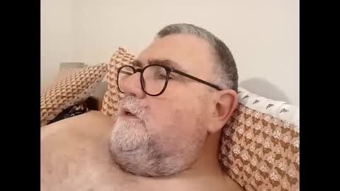 Snapshot of twohats2810 chatting on 12-17-25, 07:09 twohats2810 online show from 12-17-25, 07:09