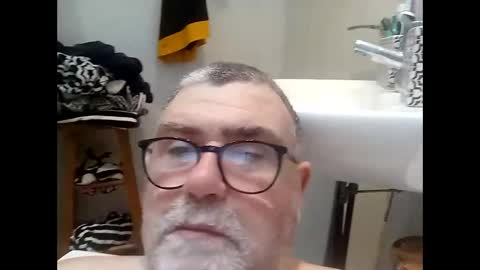 Snapshot of twohats2810 chatting on 01-09-26, 07:37 twohats2810 online show from 01-09-26, 07:37