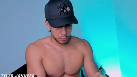 Snapshot of tyler_jonnes chatting on 02-19-26, 04:30 Tyler online show from 02-19-26, 04:30