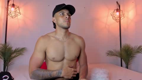 Snapshot of tyler_jonnes chatting on 02-20-26, 01:02 Tyler online show from 02-20-26, 01:02