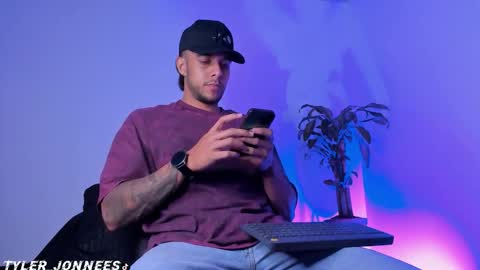 Snapshot of tyler_jonnes chatting on 02-26-26, 01:59 Tyler online show from 02-26-26, 01:59