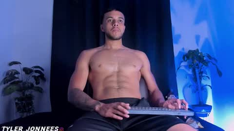 Snapshot of tyler_jonnes chatting on 03-08-26, 01:03 Tyler online show from 03-08-26, 01:03