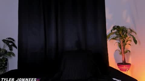 Snapshot of tyler_jonnes chatting on 03-17-26, 01:32 Tyler online show from 03-17-26, 01:32