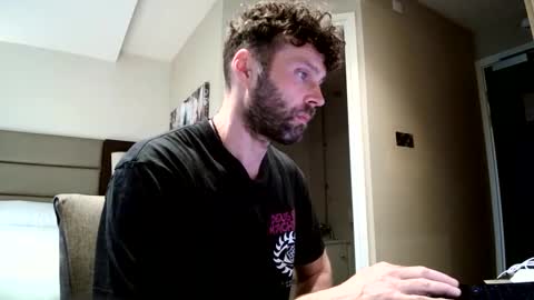 ukguyitsme online show from 05-12-26, 12:35