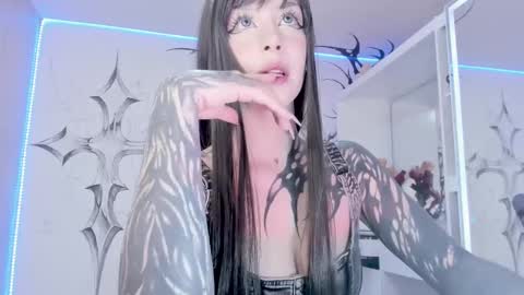 Snapshot of unachimbaherida chatting on 02-28-25, 03:59 Elle Danielle online show from 02-28-25, 03:59