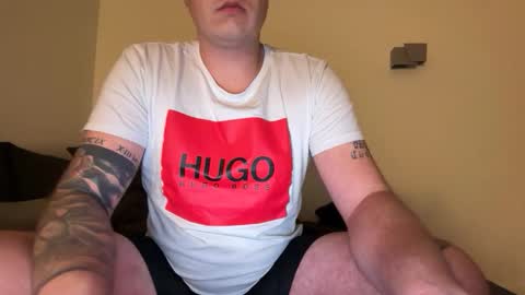 Snapshot of uncutedaustria chatting on 11-06-25, 11:59 Tom online show from 11-06-25, 11:59