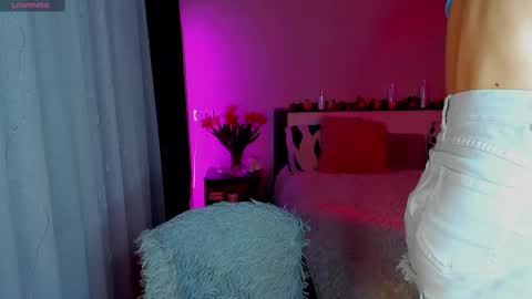 Snapshot of under_the_skin chatting on 03-09-25, 04:33 Under The Skin online show from 03-09-25, 04:33