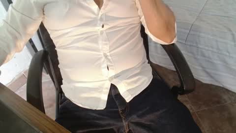 Snapshot of under_thedesk chatting on 11-01-25, 10:06 Giov online show from 11-01-25, 10:06