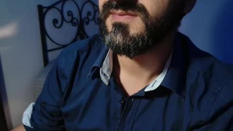 Snapshot of under_thedesk chatting on 11-02-25, 07:05 Giov online show from 11-02-25, 07:05