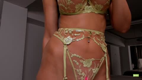 Snapshot of unforgettable_s chatting on 09-27-25, 05:18 Silvia online show from 09-27-25, 05:18