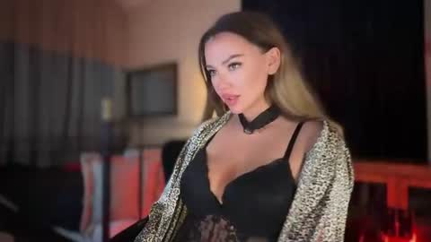 Untamed Reina  Elegant Goddess online show from 07-16-26, 10:05