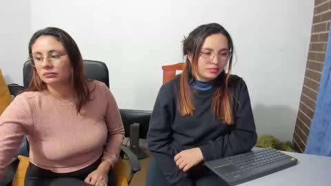 Kary and jhoa online show from 03-04-25, 03:22