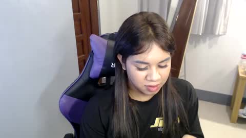 Snapshot of ur_cutiesthotasianxx chatting on 12-20-24, 03:14 Vee online show from 12-20-24, 03:14