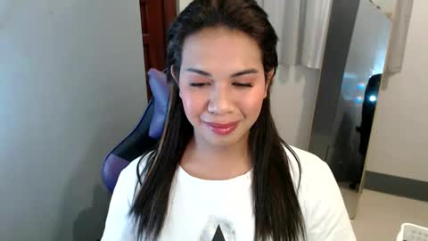 Snapshot of ur_cutiesthotasianxx chatting on 01-02-25, 12:46 Vee online show from 01-02-25, 12:46