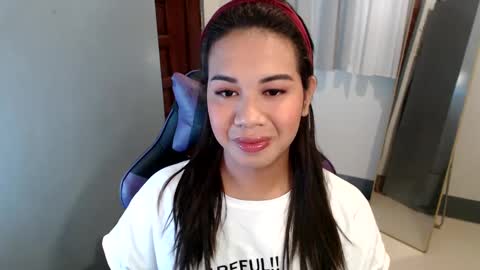Snapshot of ur_cutiesthotasianxx chatting on 01-06-25, 10:58 Vee online show from 01-06-25, 10:58