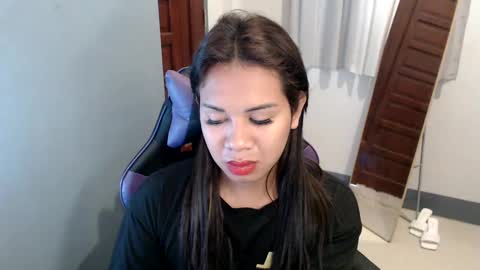 Snapshot of ur_cutiesthotasianxx chatting on 01-10-25, 02:25 Vee online show from 01-10-25, 02:25