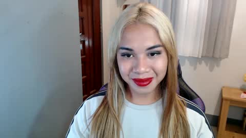 Snapshot of ur_cutiesthotasianxx chatting on 02-01-25, 06:00 Vee online show from 02-01-25, 06:00