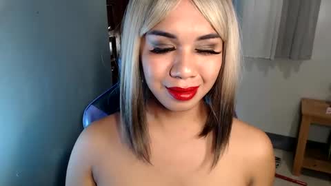 Snapshot of ur_cutiesthotasianxx chatting on 02-01-25, 09:00 Vee online show from 02-01-25, 09:00