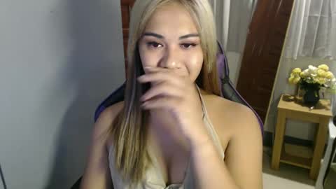 Snapshot of ur_cutiesthotasianxx chatting on 02-16-25, 04:42 Vee online show from 02-16-25, 04:42