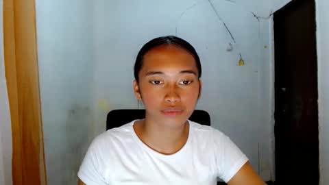 Snapshot of ur_sexyllie chatting on 03-09-26, 07:34 Ellie online show from 03-09-26, 07:34