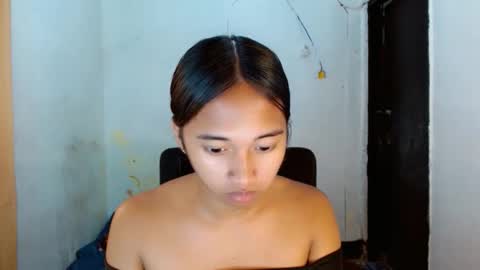 Snapshot of ur_sexyllie chatting on 03-27-26, 08:26 Ellie online show from 03-27-26, 08:26
