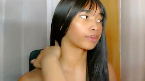 Snapshot of ur_sexyllie chatting on 05-05-26, 10:45 Ellie online show from 05-05-26, 10:45