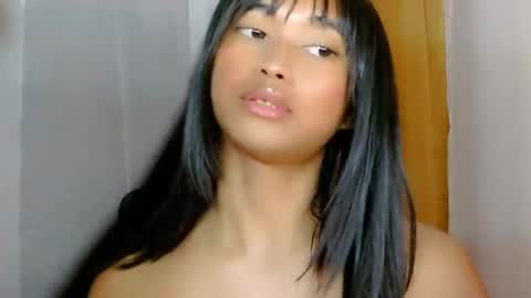 Snapshot of ur_sexyllie chatting on 05-10-26, 04:28 Ellie online show from 05-10-26, 04:28