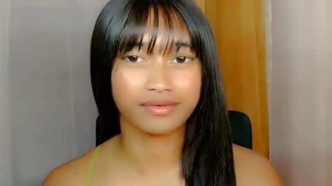 Snapshot of ur_sexyllie chatting on 05-10-26, 07:41 Ellie online show from 05-10-26, 07:41