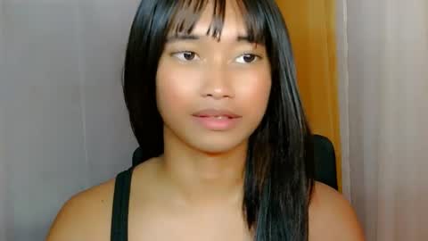 Snapshot of ur_sexyllie chatting on 05-12-26, 10:34 Ellie online show from 05-12-26, 10:34