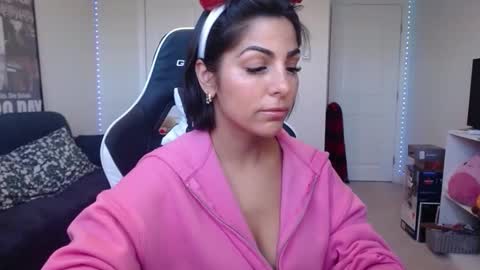 Snapshot of urgoddessmarla chatting on 12-18-25, 03:29 Goddess Marla online show from 12-18-25, 03:29