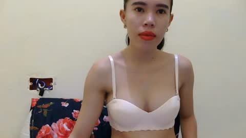 Snapshot of urskinnychix chatting on 06-20-26, 12:36 urskinnychix online show from 06-20-26, 12:36