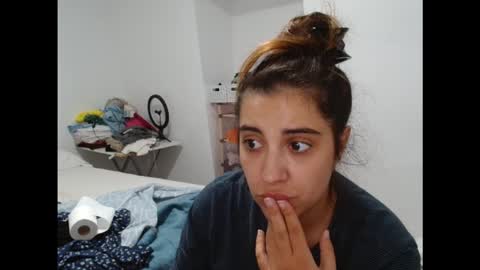 Snapshot of ursumi1 chatting on 10-19-25, 04:18 ursumi1 online show from 10-19-25, 04:18