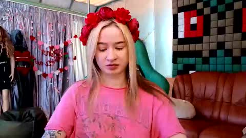 Snapshot of uvrays999 chatting on 02-15-26, 08:57 Leila online show from 02-15-26, 08:57