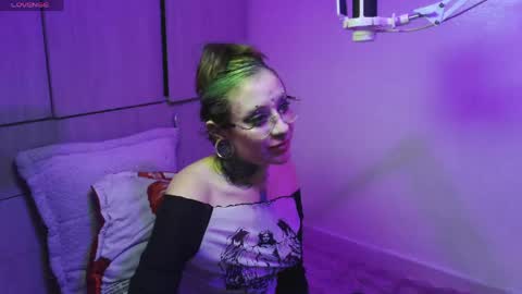 Snapshot of vainilla_l chatting on 04-14-26, 01:22 Vainilla Independent model online show from 04-14-26, 01:22