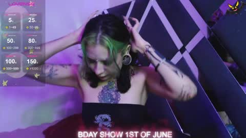 Snapshot of vainilla_l chatting on 05-17-26, 12:19 Vainilla Independent model online show from 05-17-26, 12:19