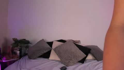 Snapshot of vainilla_whisper chatting on 10-29-25, 04:15 Vainilla online show from 10-29-25, 04:15