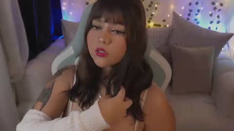 Snapshot of val_luv chatting on 06-19-26, 01:10 val online show from 06-19-26, 01:10
