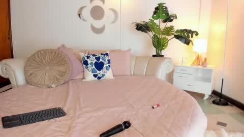 Snapshot of valeerywilliams chatting on 04-18-26, 01:04 Valery online show from 04-18-26, 01:04