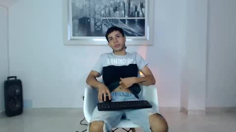 Snapshot of valen_and_paul_ chatting on 11-11-25, 08:42 valen paul online show from 11-11-25, 08:42