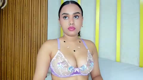 Snapshot of valen_petty chatting on 04-23-26, 06:43 Valen online show from 04-23-26, 06:43