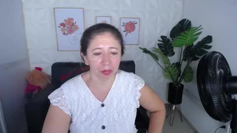 Snapshot of valentina_mature chatting on 01-13-25, 10:35 Valentina online show from 01-13-25, 10:35