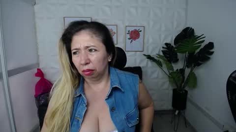 Snapshot of valentina_mature chatting on 01-15-25, 08:58 Valentina online show from 01-15-25, 08:58
