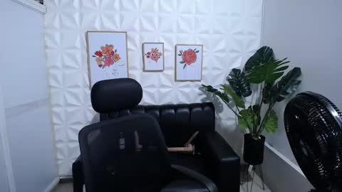 Snapshot of valentina_mature chatting on 01-19-25, 01:43 Valentina online show from 01-19-25, 01:43